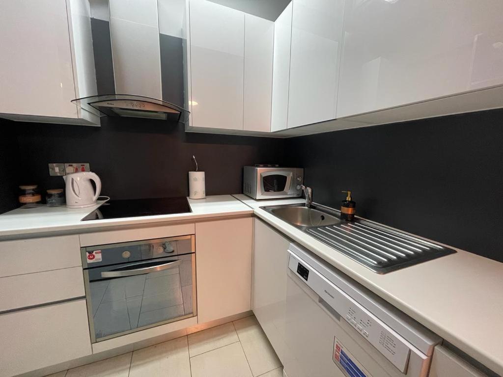 Amazing 2-Bedroom Apartment With Pool!! Limasol Buitenkant foto