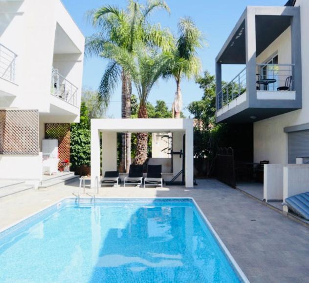 Amazing 2-Bedroom Apartment With Pool!! Limasol Buitenkant foto